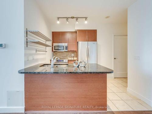 921-825 Church St, Toronto, ON - Indoor Photo Showing Kitchen With Double Sink