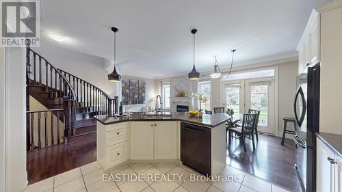 4123 Shipp Drive, Mississauga, ON - Indoor Photo Showing Kitchen With Upgraded Kitchen