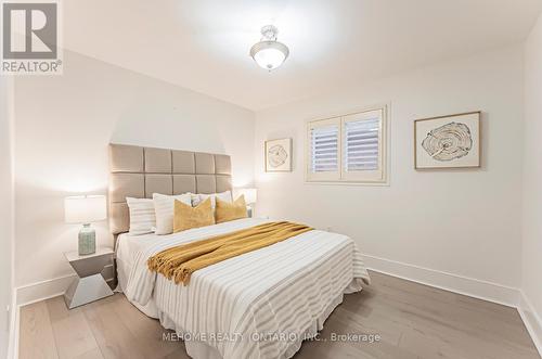 1030 Old Oak Drive, Oakville, ON - Indoor Photo Showing Bedroom