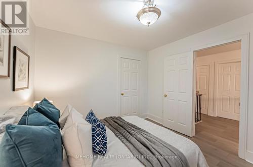 1030 Old Oak Drive, Oakville, ON - Indoor Photo Showing Bedroom