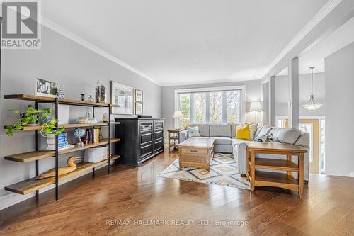 1382 Ian Road, Burlington, ON - Indoor Photo Showing Living Room