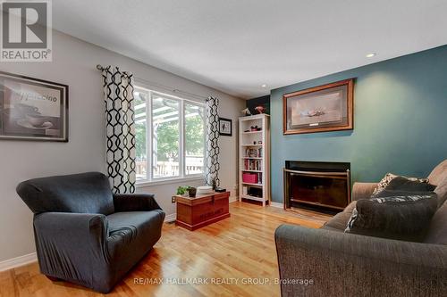 87 Moresby Drive, Ottawa, ON - Indoor Photo Showing Living Room