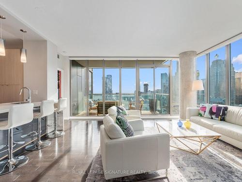 3401-33 Lombard St, Toronto, ON - Indoor Photo Showing Living Room