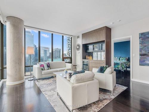 3401-33 Lombard St, Toronto, ON - Indoor Photo Showing Living Room