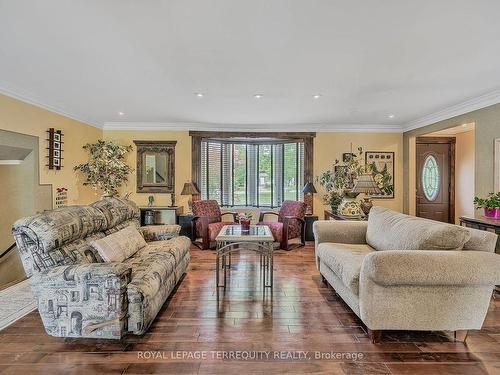 2211 Mildred Ave, Innisfil, ON - Indoor Photo Showing Living Room