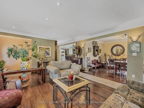 2211 Mildred Ave, Innisfil, ON - Indoor Photo Showing Living Room