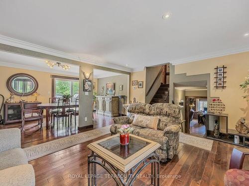 2211 Mildred Ave, Innisfil, ON - Indoor Photo Showing Living Room