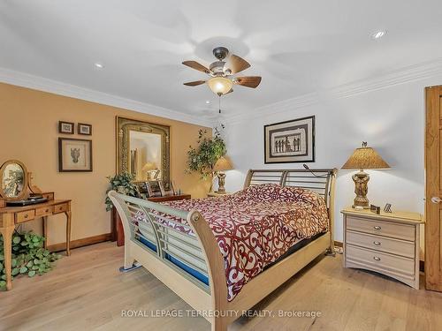 2211 Mildred Ave, Innisfil, ON - Indoor Photo Showing Bedroom