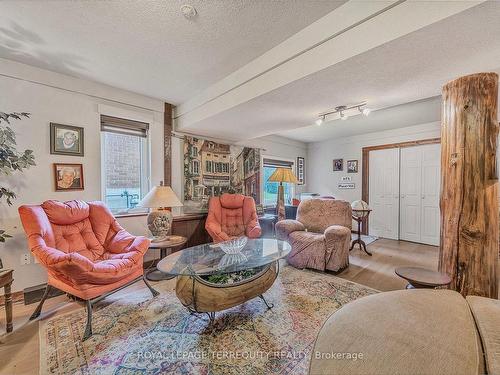 2211 Mildred Ave, Innisfil, ON - Indoor Photo Showing Living Room