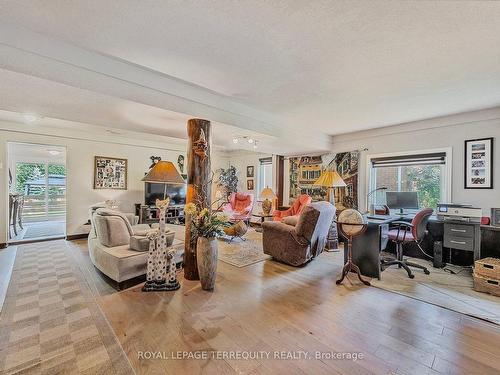 2211 Mildred Ave, Innisfil, ON - Indoor Photo Showing Living Room