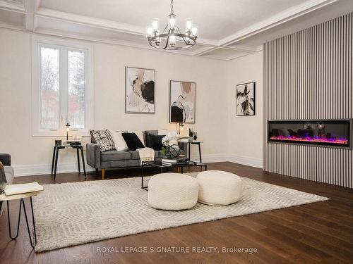 7563 Dale Rd, Port Hope, ON - Indoor Photo Showing Living Room