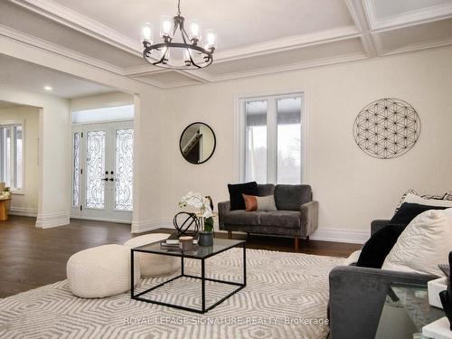 7563 Dale Rd, Port Hope, ON - Indoor Photo Showing Living Room