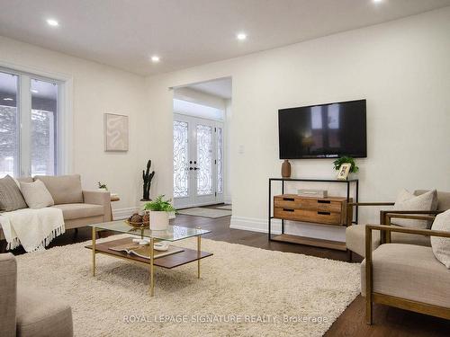 7563 Dale Rd, Port Hope, ON - Indoor Photo Showing Living Room