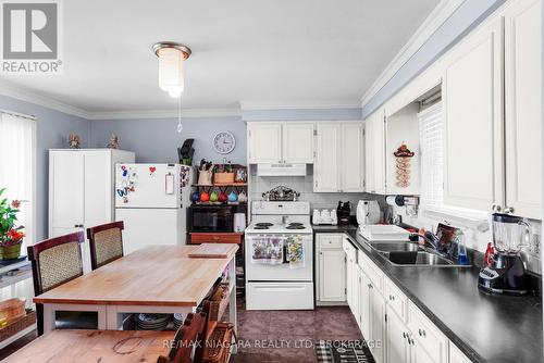 6159 Village Crescent, Niagara Falls (217 - Arad/Fallsview), ON - Indoor Photo Showing Kitchen With Double Sink