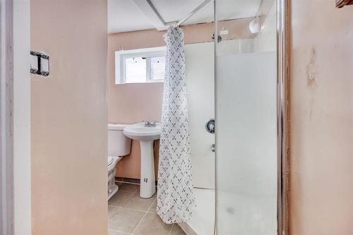 558 Mountain Avenue, Winnipeg, MB - Indoor Photo Showing Bathroom