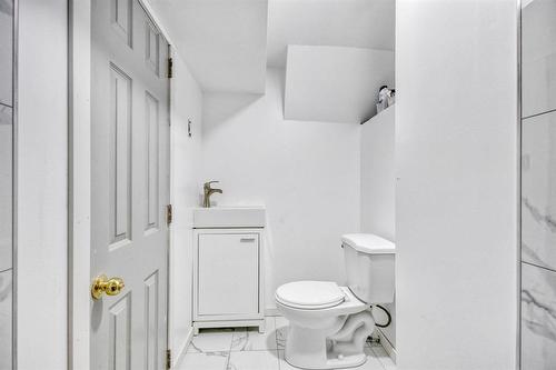 558 Mountain Avenue, Winnipeg, MB - Indoor Photo Showing Bathroom