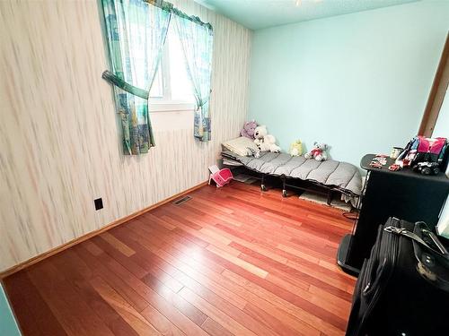 30 Seventh Street, Balmertown, ON - Indoor Photo Showing Other Room