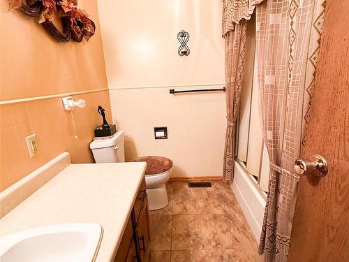 30 Seventh Street, Balmertown, ON - Indoor Photo Showing Bathroom