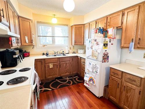 30 Seventh Street, Balmertown, ON - Indoor Photo Showing Kitchen With Double Sink