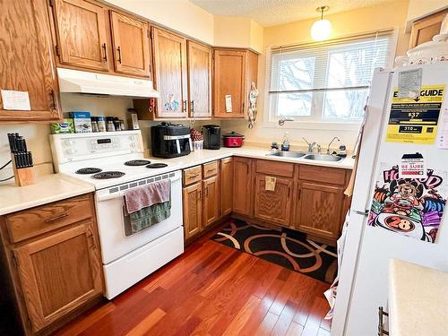 30 Seventh Street, Balmertown, ON - Indoor Photo Showing Kitchen With Double Sink