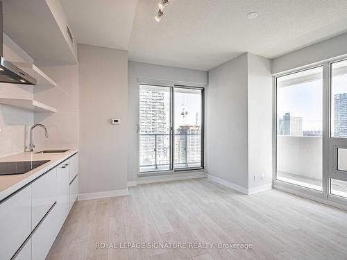 2902-2221 Yonge St, Toronto, ON - Indoor Photo Showing Kitchen