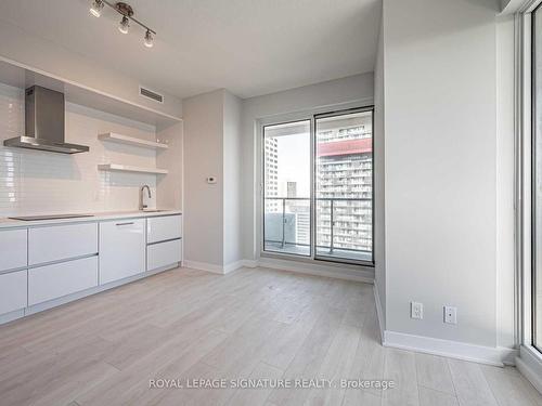 2902-2221 Yonge St, Toronto, ON - Indoor Photo Showing Kitchen