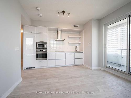 2902-2221 Yonge St, Toronto, ON - Indoor Photo Showing Kitchen