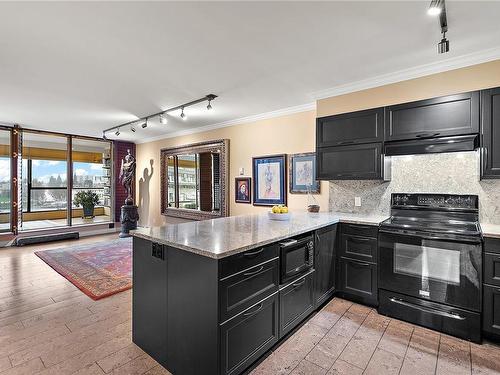 602-525 Broughton St, Victoria, BC - Indoor Photo Showing Kitchen