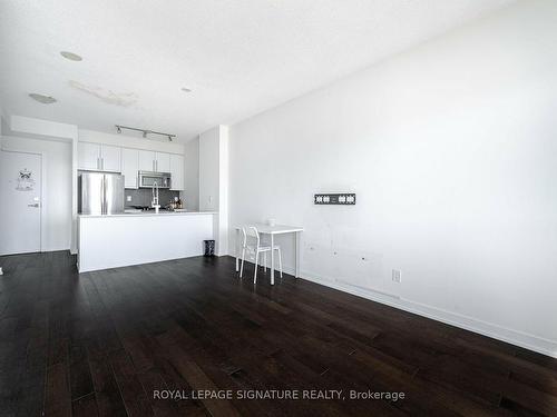 4504-4011 Brickstone Mews, Mississauga, ON - Indoor Photo Showing Kitchen