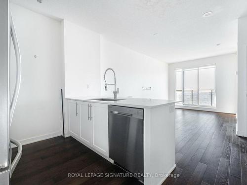 4504-4011 Brickstone Mews, Mississauga, ON - Indoor Photo Showing Kitchen