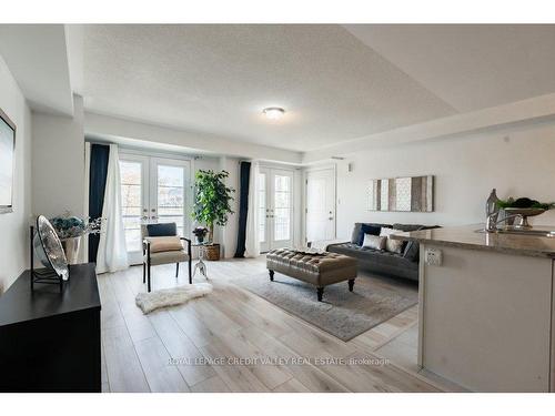 6-200 Veterans Dr, Brampton, ON - Indoor Photo Showing Living Room