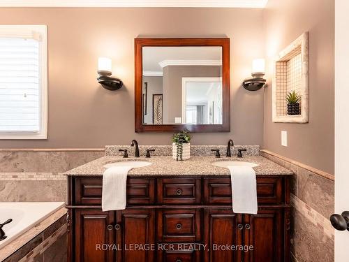 51 Meadow Dr, Orangeville, ON - Indoor Photo Showing Bathroom