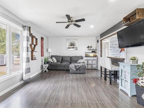 682405 Two-Sixty Sdrd N, Melancthon, ON - Indoor Photo Showing Living Room