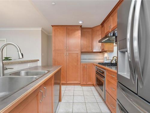 508-21 Dallas Rd, Victoria, BC - Indoor Photo Showing Kitchen With Double Sink