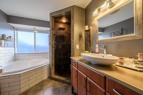 565 Mccurrach Place, Kamloops, BC - Indoor Photo Showing Bathroom