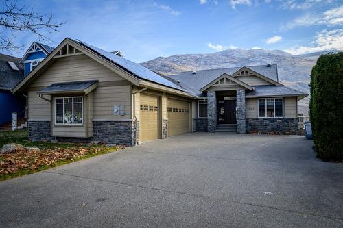 565 Mccurrach Place, Kamloops, BC - Outdoor With Facade