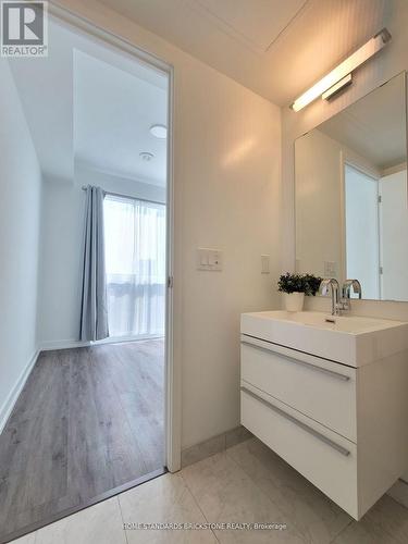 1505 - 39 Roehampton Avenue, Toronto, ON - Indoor Photo Showing Bathroom