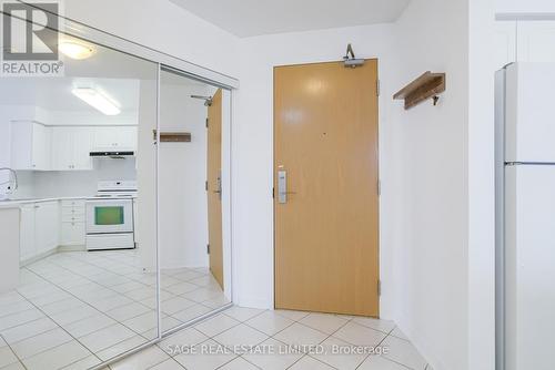 305 - 509 Beecroft Road, Toronto, ON - Indoor Photo Showing Kitchen