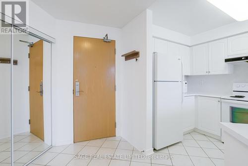 305 - 509 Beecroft Road, Toronto, ON - Indoor Photo Showing Kitchen