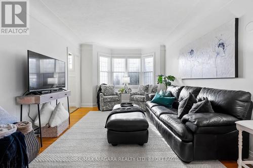 1671 King Street E, Hamilton (Delta), ON - Indoor Photo Showing Living Room