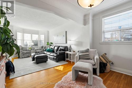 1671 King Street E, Hamilton (Delta), ON - Indoor Photo Showing Living Room