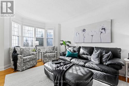 1671 King Street E, Hamilton (Delta), ON - Indoor Photo Showing Living Room