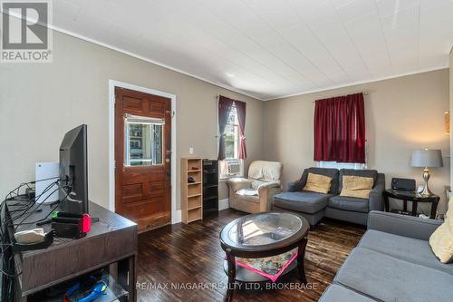 640 King Street, Port Colborne, ON - Indoor Photo Showing Living Room