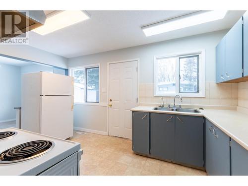 2829 Pinewood Avenue, Prince George, BC - Indoor Photo Showing Kitchen With Double Sink