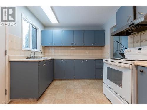 2829 Pinewood Avenue, Prince George, BC - Indoor Photo Showing Kitchen With Double Sink