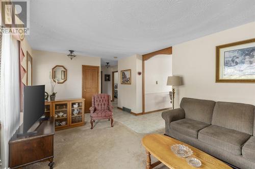 285 Rowell Ave, Sault Ste. Marie, ON - Indoor Photo Showing Living Room