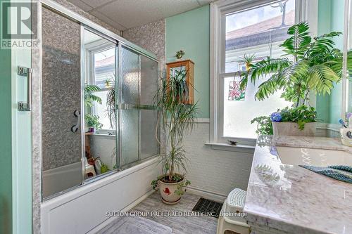 25 Pegler Street, London, ON - Indoor Photo Showing Bathroom