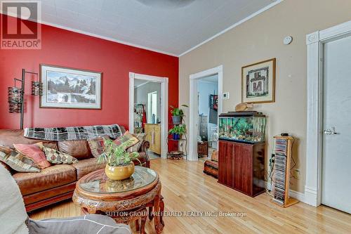 25 Pegler Street, London, ON - Indoor Photo Showing Living Room