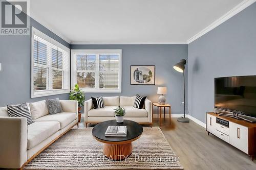 241 Wesley Street, Mississippi Mills, ON - Indoor Photo Showing Living Room