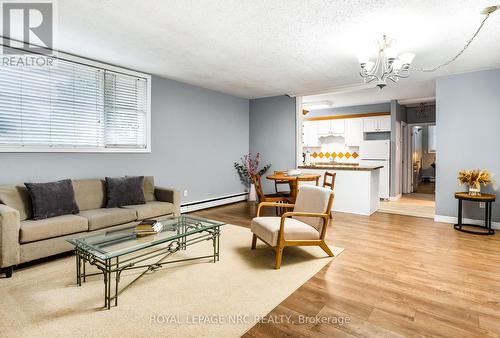 7 - 454 Carlton Street, St. Catharines (445 - Facer), ON - Indoor Photo Showing Living Room